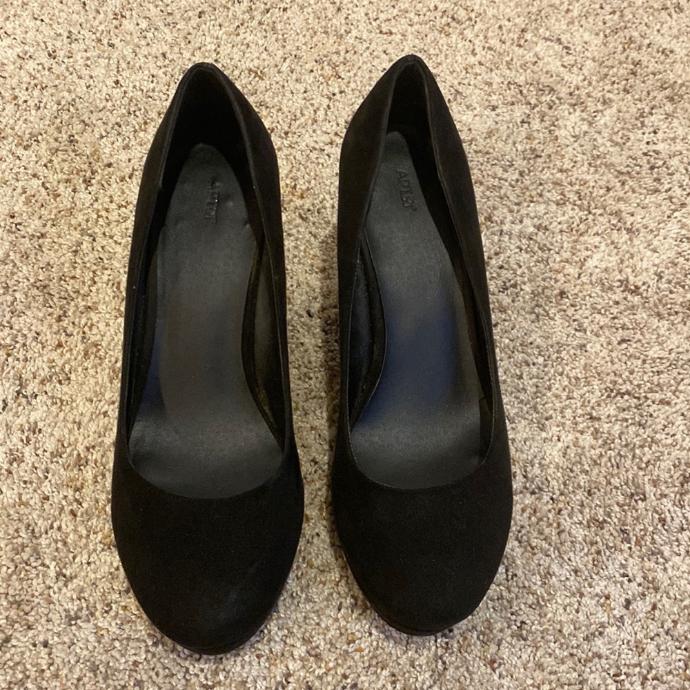 Black, size 8, Apt 9 wedges.